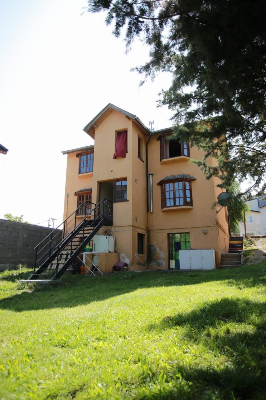 La Casa De Emma Hostel Esquel Bagian luar foto